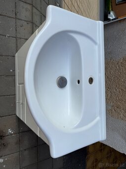Koupelnová skříňka s umyvadlem a zrcadlem - 3