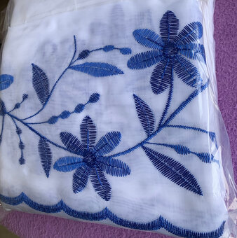 Komplet s vyšitými kytičkami - 3