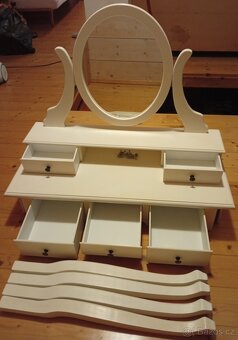 Kosmetický stolek - 3