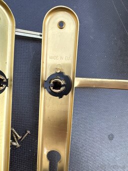 KOVANI NA DVEŘE FAB 90 9 ks cena za vše - 3