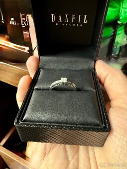 Zlatý zásnubní prsten s diamantem - 3