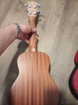 Elektroakustické ukulele Dimavery s obalem - 3