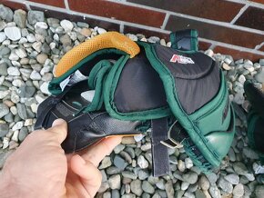 VAUGHN lapacka a vyrazecka opacny gard - 3