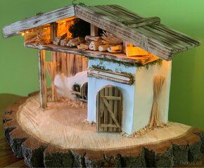 Ručně dělený dřevěný betlém 5 s figurkami - 3