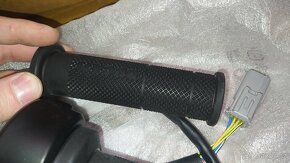 Multistrada v4 elektronický plyn - 3