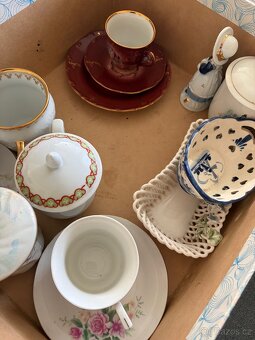 Mix porcelánu - šálky, talířky,… - 3