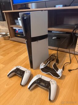 PLAYSTATION 5 PRO, 2 OVLADAČE, DOKOVACÍ STANICE PRO OVLADAČE - 3