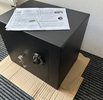 TREZOR, NÁBYTKOVÝ TREZOR, SEJF - JAKO NOVÝ - - 3