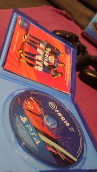 prodám PlayStation 4 , 1T , 2 ovladače - 3