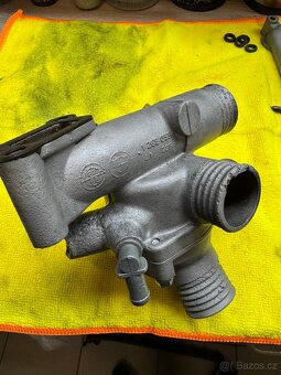 BMW E30 325i M20B25 domek termostatu - 3