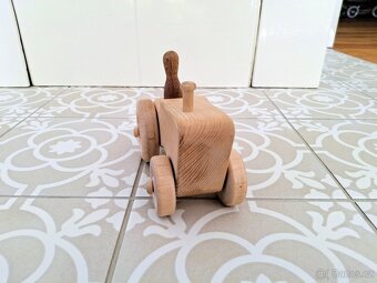 Dřevěný traktor Pišlik + figurka Pišlika - 3