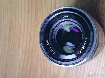 Objektiv Sony E 50mm f/1.8 OSS – stříbrná verze (SEL50F18) - 3