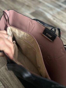 Guess velká černá shopper kabelka s růžovým vnitřkem - 3