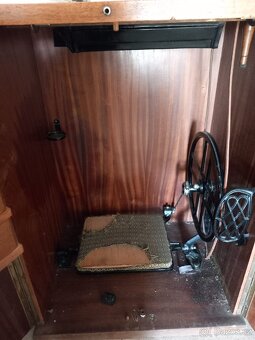 Starožitný skříňový šicí šlapací stroj Bobbin - 3