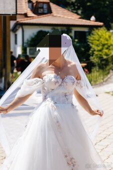 Svatební šaty s 3D barevnou krajkou - 3
