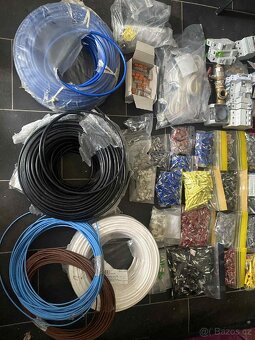 Zbytky elektro kabely jističe svorky relatka - 3