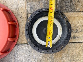 Víčka k IBC nádržím. - 3