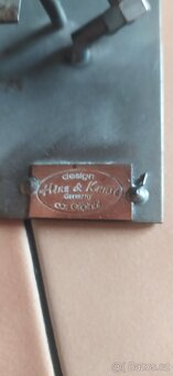 Mladí v nočním parku. - 3