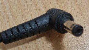 Zdroj, nabíječka, adapter 19V, 1,58A - 3