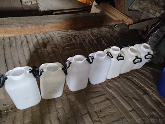 PLASTOVÉ KANYSTRY 25 L - 3