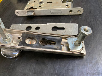 Bezpečnostní dveřní kování ROSTEX se zámkem za 500 kč - 3