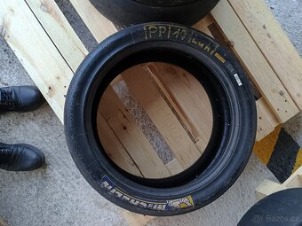 Závodní pneu slick Michelin 24/64-18 - 3