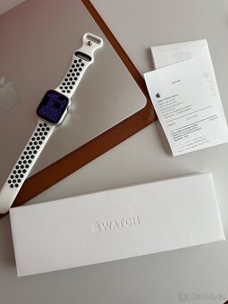Apple Watch Series 9 – 41mm (GPS), bílé sportovní pásky – dr - 3