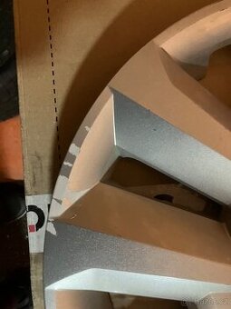 Poklice 15”originál dacia 4x - 3