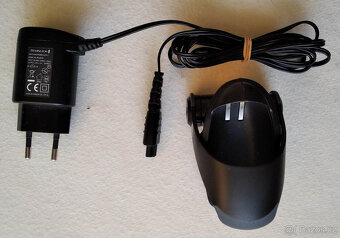 Rotační holicí strojek na vousy Remington R8 - 3