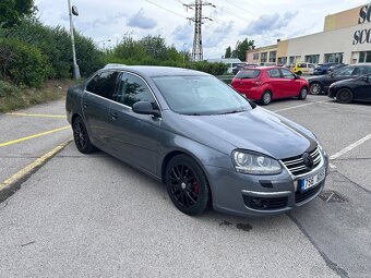 Volkswagen Jetta 2.0 FSI Sportline - 3