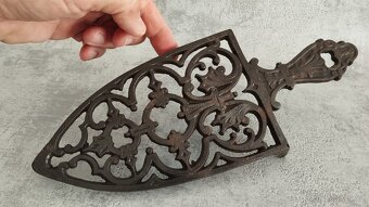 Krásná stará zdobená podložka pod starou žehličku. - 3