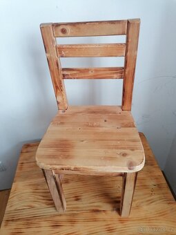 Dřevěný stůl a 2 židle - 3