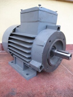 Patkový elektromotor s přírubou 380V.0,75kw-2840ot.NEPOUŽITÝ - 3