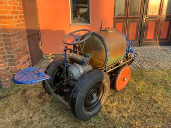 Historický samohybný postřikovač Sigma Autofenomen 1949 - 3