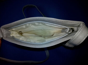 Stylová šedá crossbody kabelka s praktickými kapsami - 3