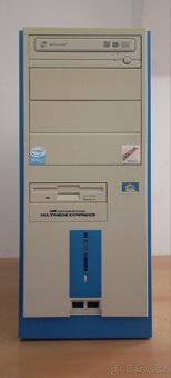 Starší PC skříň s DVD mechanikou a disketovou jednotkou - 3