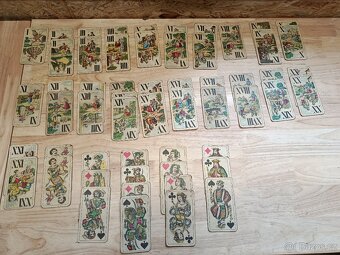 Set starých karet (Taroky + Mariáš) a kovový stojánek - 3