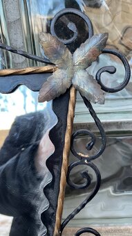 Prodám originální nástěnné zrcadlo v masivním kovaném rámu. - 3