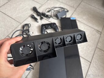 PS4 a příslušenství (ovladač, kamera, větrání, kabely…) - 3