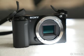 Sony ZV-E10 + Sigma 30mm f/1.4 DC DN | C + 3 baterie + nabíj - 3
