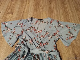 plisované šaty PrettyLittleThing - 3