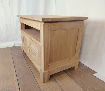 Skříňka dřevěná TEAK - 3