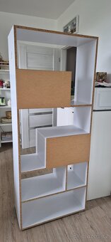 dělící stěna/regaly - 3