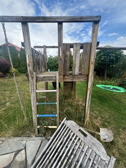 Dětská dřevěná prolézačka se skluzavkou, lanem a houpačkou. - 3