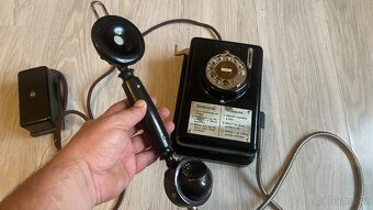 Starý nástěnný telefon na mince - 3