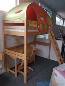 Dětská postel s domečkem a textiliemi. - 3