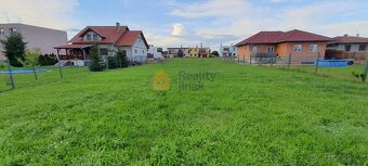Prodej pozemku se stavebním povolením na hezkém a klidném mí - 3