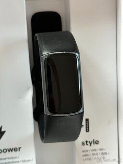 Chytrý náramek Fitbit Charge 5 černý, krabička, nabíječka - 3