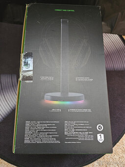 Stojánek nejen na sluchátka Razer Base Station V2 Chroma - 3