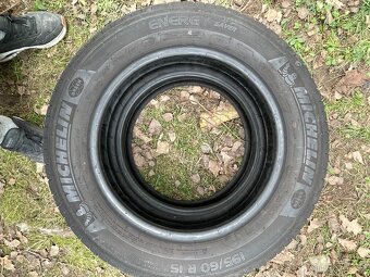 Dvě letní pneu 195/60/15 Michelin. - 3